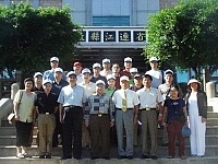 福建省旅遊協會常務副會長林炳鏞及該會理事一行來馬考察旅遊行程,特別與在這裡的連江縣政府合影留念。(圖/文:曹重偉)