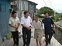 　柯玉官、劉榮華拜與鄉親親切交談、柯鄉長並慰問田澳村久病人瑞陳葉大妹。（圖／文：陳樂團）