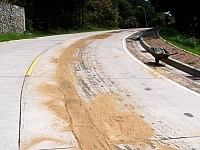 　南竿連續發生機油翻覆汙染道路事件，環保局呼籲軍民載運油料務必謹慎，以免留給觀光客不良印象。（圖／文：曹重偉）