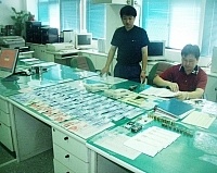 　警方於嫌犯欲搭機返台前將其逮捕歸案，並起出現金、手機等贓物一批。（圖／文：曹重偉）