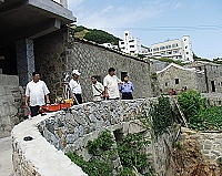 　縣長陳雪生現地瞭解芹壁平台工程，並要求工務部門特別注意石材選用。（圖/文：陳鵬雄）