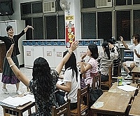 　連江縣幼稚園教師甄選考試，至昨日凌晨將近四時才結束，圖中評審老師為了提振精神，隨著音樂，和考生一起跳了起來。（圖／文：張登傑）