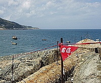 　橋仔海岸線最近軍方重新拉起雷區警戒線，海岸安全與否大家霧煞煞。（圖／文：陳鵬雄）