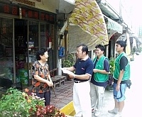 廚餘回收推廣到民間,環保局人員會同村裡人員一起進行宣導工作,呼籲鄉親配合。(圖/文:曹重偉)