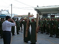 　莒光鄉長柯玉官贈送駐軍割草機等環保用品。（圖／文：陳樂團）