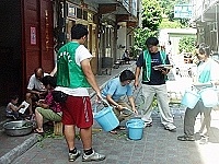 推廣廚餘回收,環保局人員將回收桶親自送上府,並當場教導鄉親基本的操作方法。(圖/文:曹重偉)