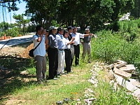 　莒光產業各界現地勘察熾坪隴遺址，研討日後規劃方向。（圖／文：林冰芳）