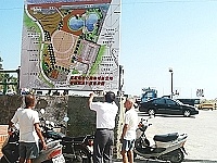 　縣府在介壽澳口設置海埔新生地整體景觀工程巨幅設計看板，議員陳書建與山隴老村民們，面對看板忍不住討論起山隴未來的規劃與發展。（圖／文：張登傑）