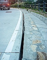 山線道路中山門至八角亭段路邊塌陷,路面已產生大裂縫,駕駛人經過時務必留意。(圖/文:曹重偉)
