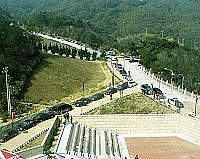 　民俗文物館人氣鼎沸，遇有大型活動或觀光團時，常常停得到處都是車輛。（圖／文：曹重偉）