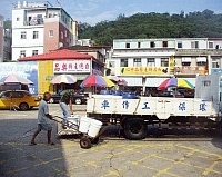 民間廚餘回收正式上路,但大多數鄉親還是未養成習慣,首日成效相當有限。(圖/文:曹重偉)