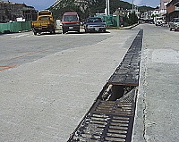 　北竿航站前廣場中央水溝，因工程車出入頻繁，溝蓋三不五時就破損。（圖／文：陳鵬雄）