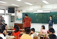 　縣長陳雪生前往「黑尾鷗課輔營」關心學生的學習情形。（圖／文：張登傑）