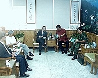 立榮航空本期Unity航空雜誌特別企劃單元以馬祖旅遊為專題,董事長鄭光遠特別贈送給縣長陳雪生,並邀他共賞。(圖/文:曹重偉)