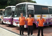 　車船處在八月份開始試辦穿著橘色制服，以嶄新優質的形象，讓乘客耳目一新，感受專業的乘坐品質。（圖／文：張登傑）