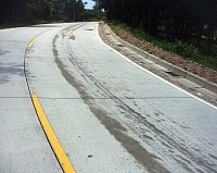 　南竿道路處處油汙，不論山線或海線，隨處可見路面遭汙染痕跡。（圖／文：曹重偉）
