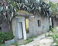　芹壁公廁地點難尋，廢棄哨所是不錯的選擇。（圖／文：陳鵬雄）