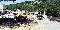 司法大樓前道路正進行開挖,原雙向車道僅剩一輛車可以過,鄉親經過時務必減速慢行。(圖/文:曹重偉)