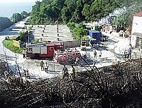 三槍堡某大賣場停車場旁山坡地失火,經消防人員兩面夾攻,迅速控制火勢,而原本翠綠的草叢卻已化為一片焦土。(圖/文:曹重偉)