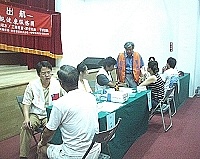 巡迴醫療義診團移師南竿服務,吸引各村許多年長鄉親前往看診,立委曹原彰也全程在現場關心義診狀況。(圖/文:曹重偉)