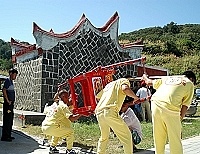 　南竿玄天上帝「南神北附」在北竿尚書公廟神乩上，這是馬祖第一次跨島嶼神明以扛乩方式協助選址定樁。（圖／文：張登傑）