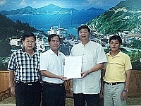 　全民連署發起人議員陳書建在副議長謝承春、議員張永江陪同下，將二千二百多份連署書交給縣長陳雪生，象徵爭取的接棒與民意的託付。（圖／文：曹重偉）