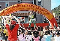 　連江縣警察局舉辦「青春揚翼」系列活動，大會代言人「蘋果姐姐」的出現，現場大、小朋友為之瘋狂。（圖／文：張登傑）