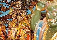 　金牌不見了！香火鼎盛的馬港天后宮驚傳竊案，歹徒竊走媽祖金身前六、七面金牌，信徒議論紛紛。（圖／文：張登傑）