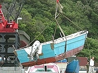 莒光鄉漁船由漁會啟動「起重機」吊放到港區安全地帶,加強防颱措施。(圖/文:陳樂團)