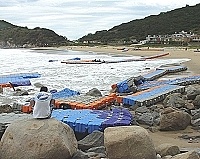 　板里水上組裝平台不敵巨浪支離破碎，沙灘上一片狼藉。（圖／文：陳鵬雄）