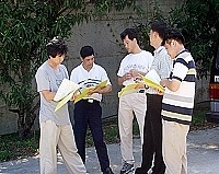 環保局考核小組委員依時程進行定期考核,並一起討論出各鄉主要缺點,以供參考改進。(圖/文:曹重偉)