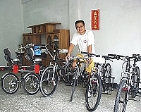 板里開了一間單車出租店,老板是隻身來馬打拚的劉勵偉。(圖/文:陳鵬雄)