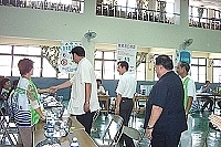 縣長陳雪生、議長陳振清昨日特別前往桃園健檢會場慰勉工作人員的辛勞。(圖:連江縣衛生局提供)
