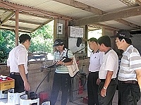 　縣府消保官會同相關單位抽查地區桶裝瓦斯重量、價格及逾期鋼瓶。（圖／文：張登傑）