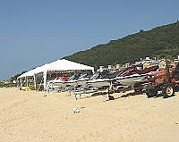 　保順育樂公司水上活動器具重新進駐，板里沙灘營運恢復正常。（圖／文：陳鵬雄）