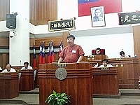 縣議會臨時會,縣長陳雪生上台就台馬空中交通現況之改善做專案報告暨說明。(圖/文:曹重偉)