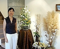 　在馬祖推展插花藝術的曹曉芬老師，將於明日在自宅舉辦花藝展，展出她最近所創作的二十幾件花藝作品。（圖／文：張登傑）