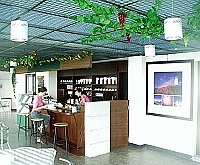 經過三個月的整修、規劃、裝潢,枕戈待旦紀念公園委外經營後正式開張,絕佳視野吸引觀光客駐足欣賞。(圖/文:曹重偉)
