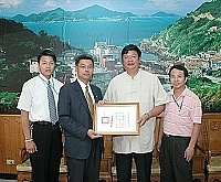 　縣長陳雪生昨日特別致贈立榮馬祖站主任張家祥感謝狀，肯定他任內在配合馬祖觀光發展上所作的努力。（圖／文：張登傑）