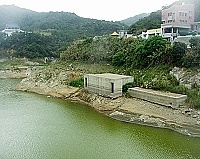 水荒嚴重,南竿最大的勝利水庫有效蓄水量只剩一千二百噸,「乾旱指標」不僅露臉,連底座都已離水面超過兩公尺。(圖/文:曹重偉)