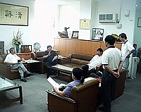 縣長陳雪生、議長陳振清、立委曹原彰及全體議員利用會暇時間,針對台北行程安排及要求第二家進駐陳情書內容做最後討論與確認。(圖/文:曹重偉)