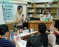 　鐵板社區發展協會舉辦健康又美味的養生食品基礎研習班，由中醫師林韋旭指導民眾養生飲食的訣竅。（圖／文：張登傑）