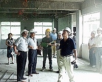 中央公共工程委員會查核小組一行在工務局長劉潤南等人陪同下,前往綜合福利園區工地進行實地考察。(圖/文:曹重偉)