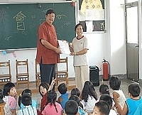 　縣長陳雪生親自前往黑尾鷗課輔營成果展，感謝熱心志工的付出。（圖／文：張登傑）