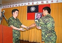 馬防部於日前舉行士官隊結訓典禮,副司令戴將軍親自頒發獎牌給優秀學員。【圖/文:蘇晉正】