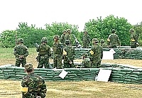    馬防部所屬基地單位於日前實施火砲射擊測驗，副司令戴將軍親蒞場地為官兵帶來無比的精神鼓舞。【圖／文：蘇晉正】