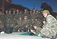     一九四旅於日前實施軍官連夜間射擊訓練，旅長親自示範射擊要領。【圖／文：呂忠訓】