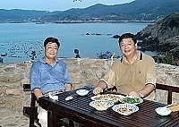 　縣長陳雪生與司令程士瑜迎著夕陽一路從山線公路散步健行到夫人村，陳雪生並稱讚夫人咖啡館是以馬祖特色為經營方向的成功範例。（圖／文：張登傑）