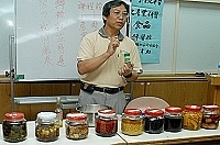 　鐵板社區發展協會開辦養生食品基礎研習班，在成果展上，健康又美味的八種養生料理一次上桌。（圖／文：張登傑）