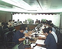 　府會首長一行參加馬祖航線永續經營說明會，縣長陳雪生、議長陳振清、立委曹原彰聯合遞交陳情書給民航局長張國政。（圖／文：曹重偉）